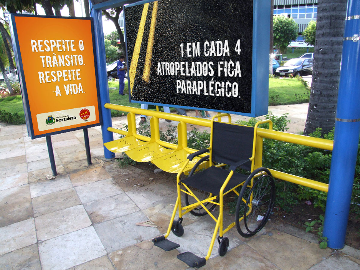 Mídia em abrigo de ônibus de alto impacto